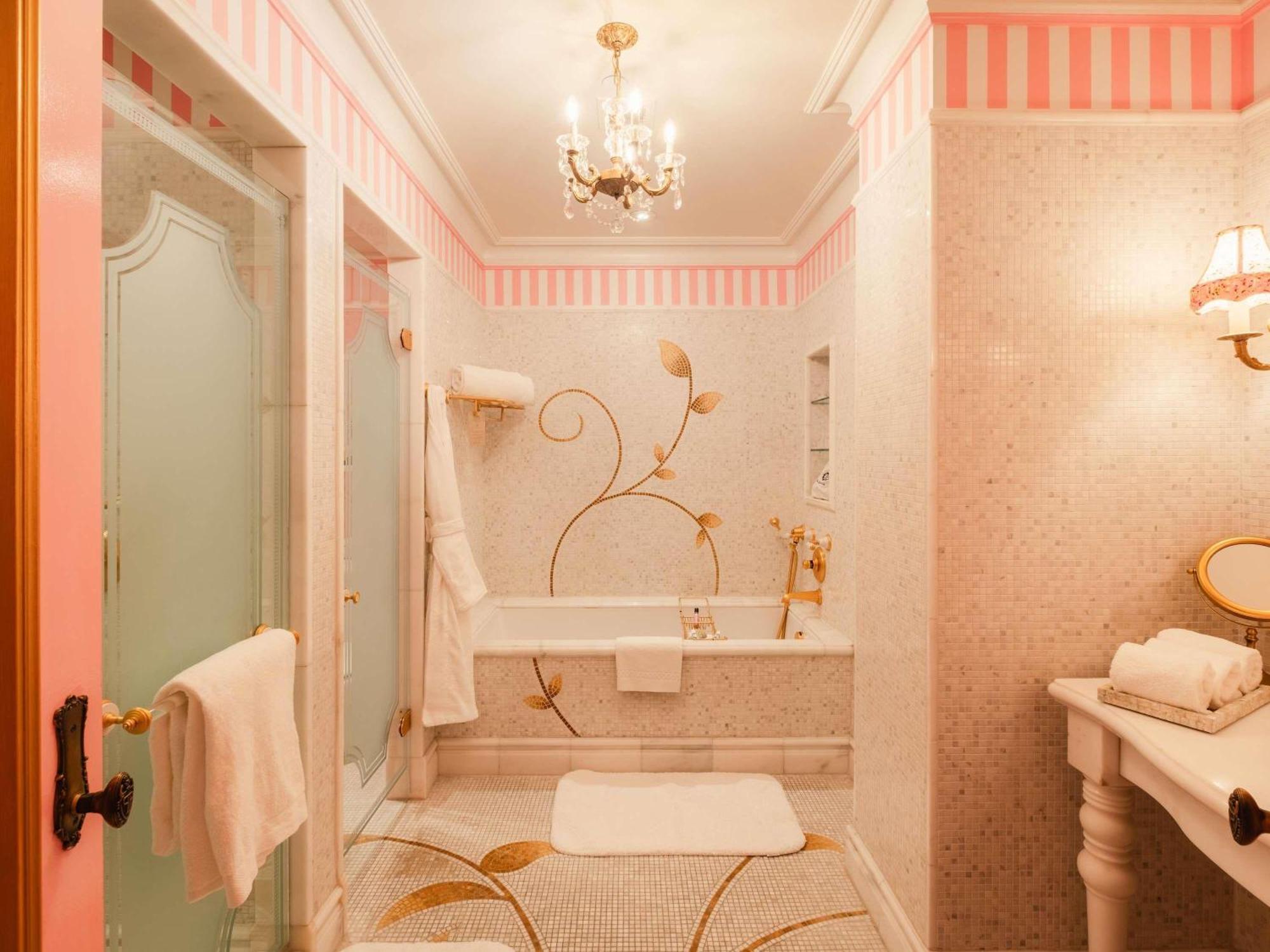 Eloise King Room